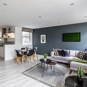 Apartment Borough Market 2-bed, London