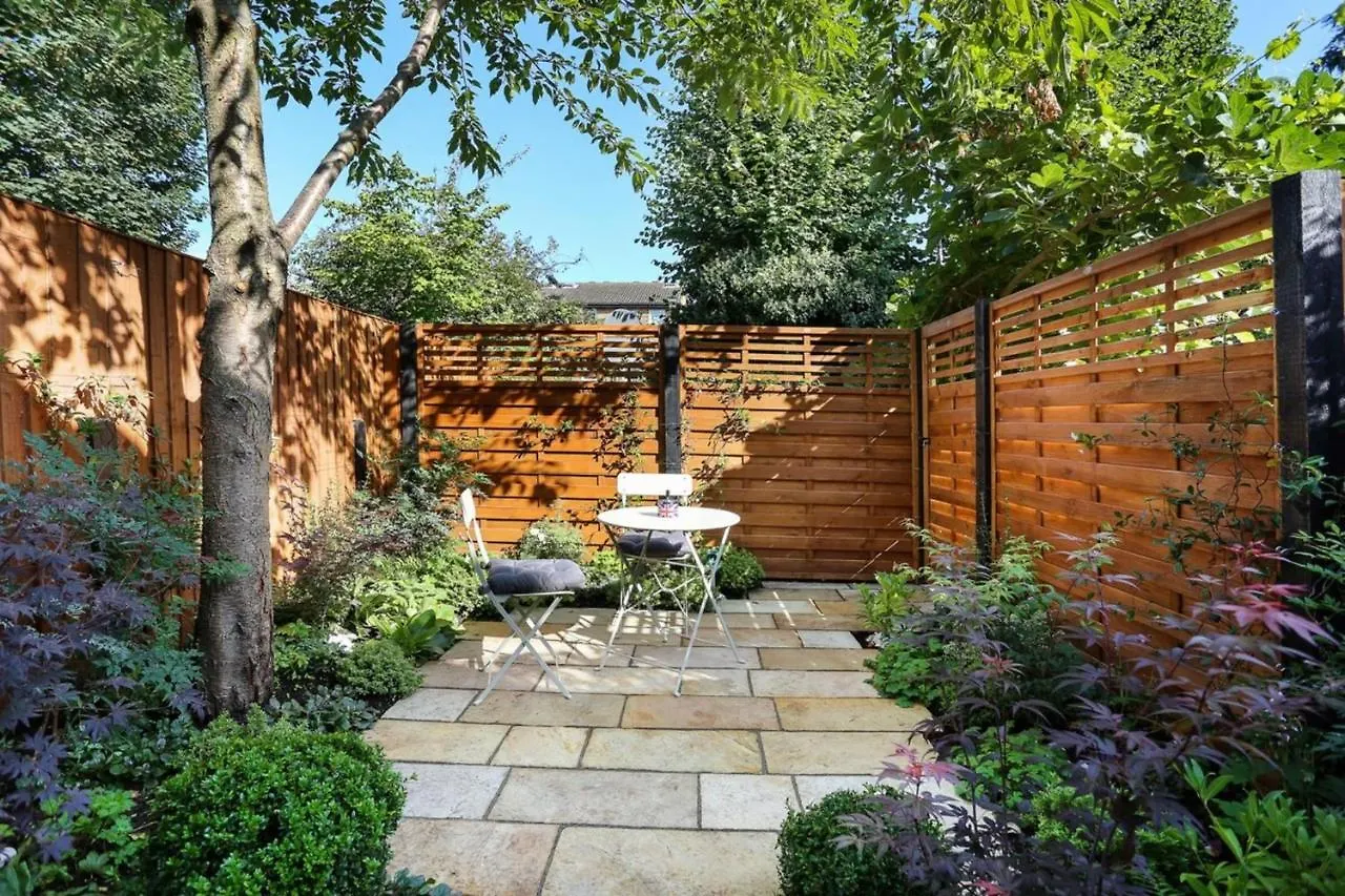 Beautifully Styled Modern Apartment With Garden London 0*,